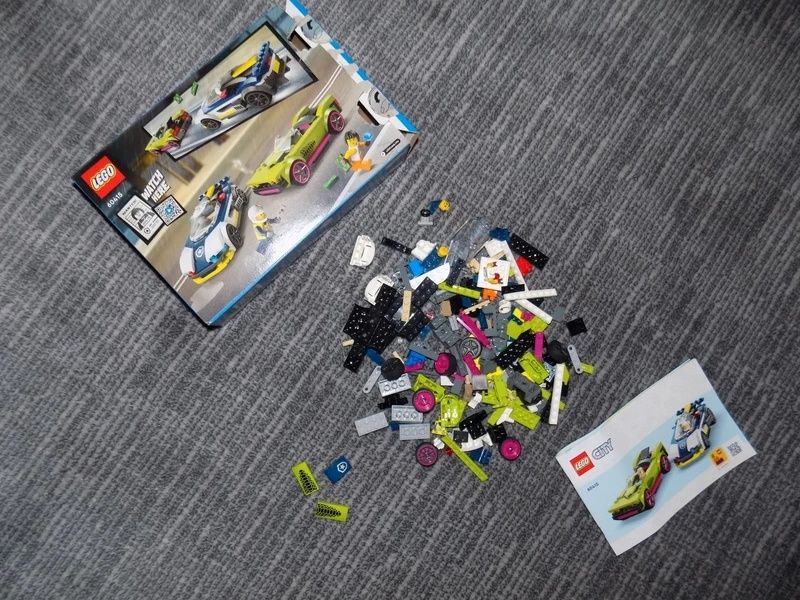 LEGO® City - Urmarire cu masina de politie si masina puternica (60415)