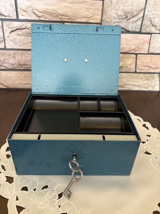 Метална каса за банкноти и монети