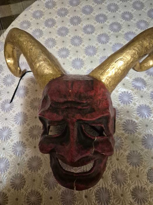 Маска на дявола с дълги рога