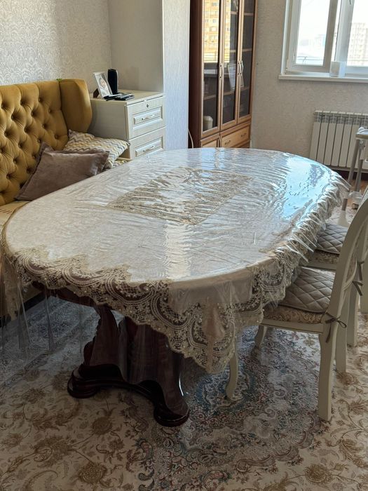 Гостевой стол для гостиной