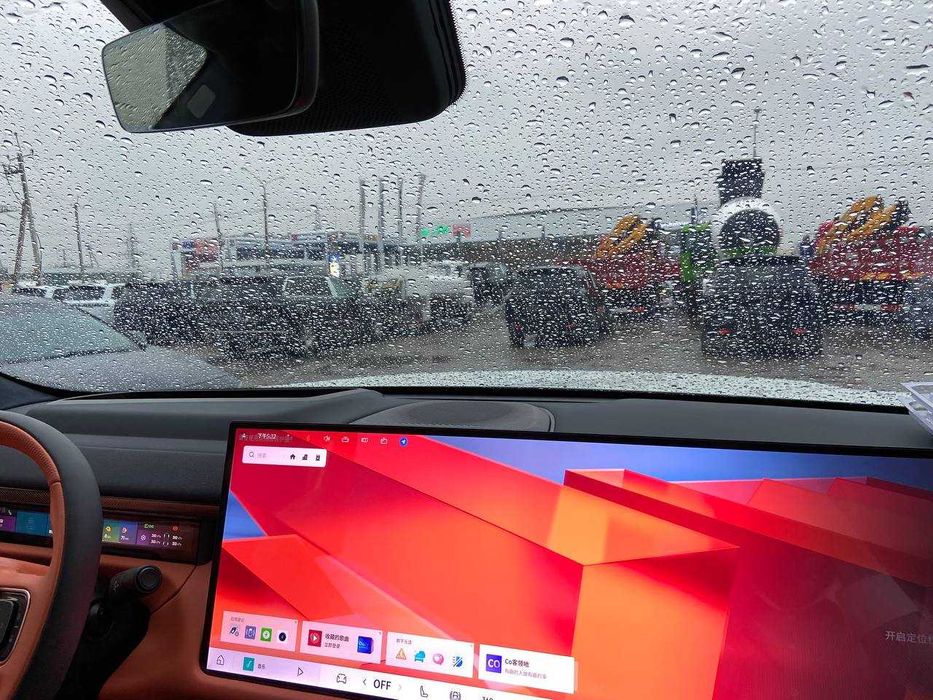 Lynk & Co 900 Ultra qoraga/qora va oqga/apelsin 2026