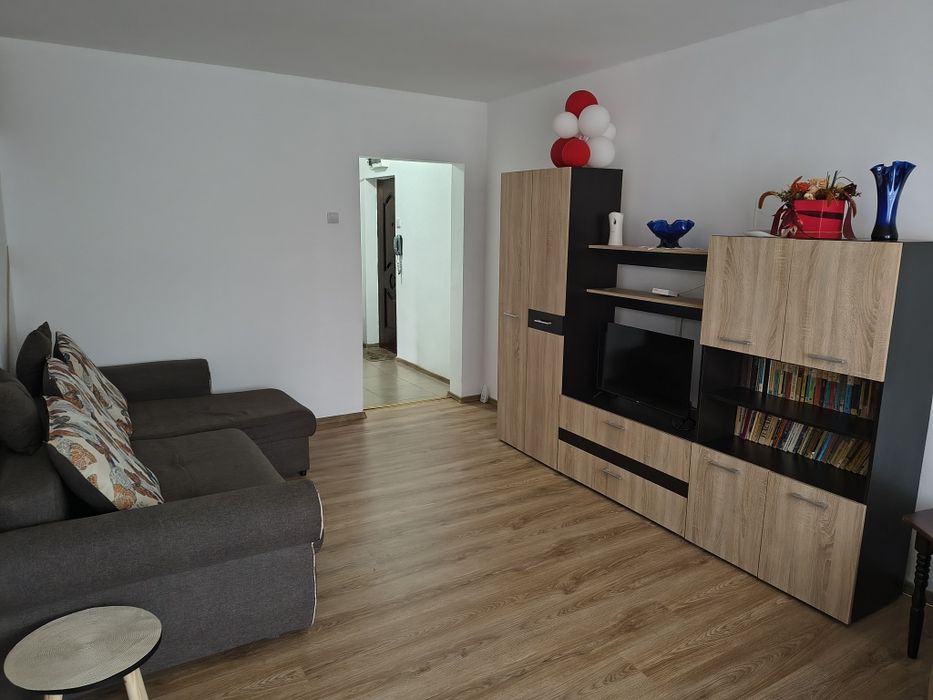 Apartament 3 camere de închiriat