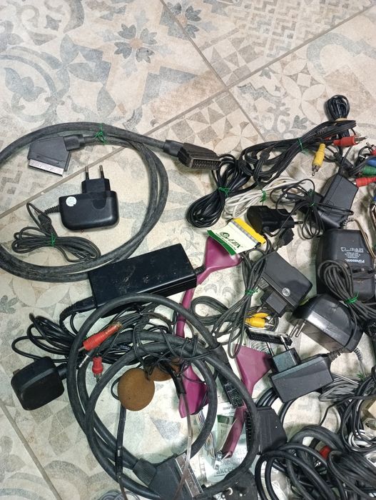 Лот от 48 броя адаптери и кабели - 29 лв