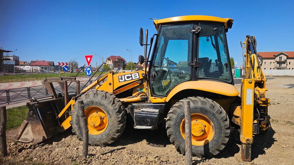 Buldoexcavator jcb 3cx cu roti egale an 2003