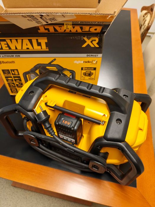 Radio cu statie de incarcare pentru acumulatori XR Li-Ion 18/54 V, DeWALT, DCR027
