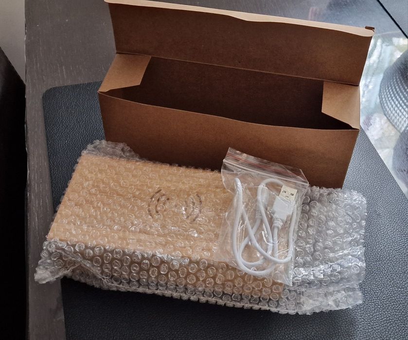 Ceas desteptator din bambus cu 3 alarme si incarcare wireless