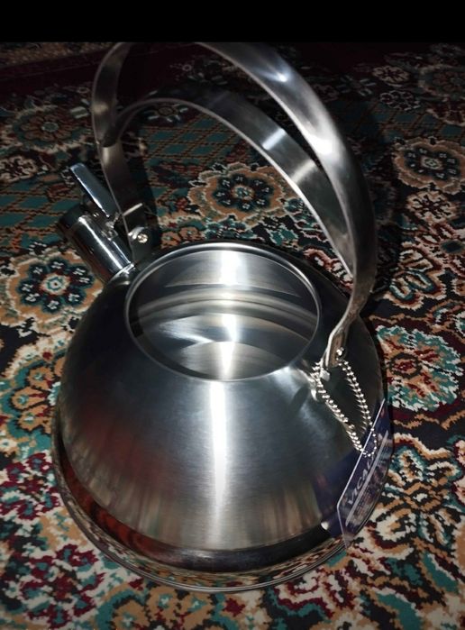 Новый чайник 2,5 литров. Vicalina  со свистком и откидной ручкой