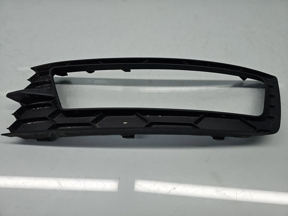 Grila proiector stanga Skoda Rapid (NH3) [Fabr 2012-2019] Fastback 5JA