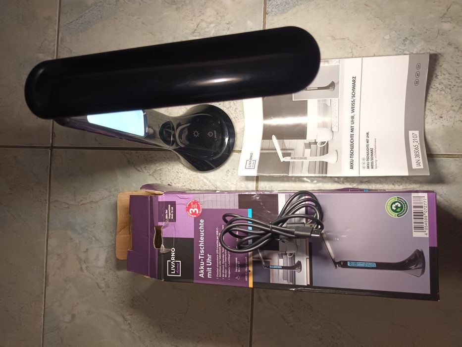 Офис лампа нова с кабел към компютър