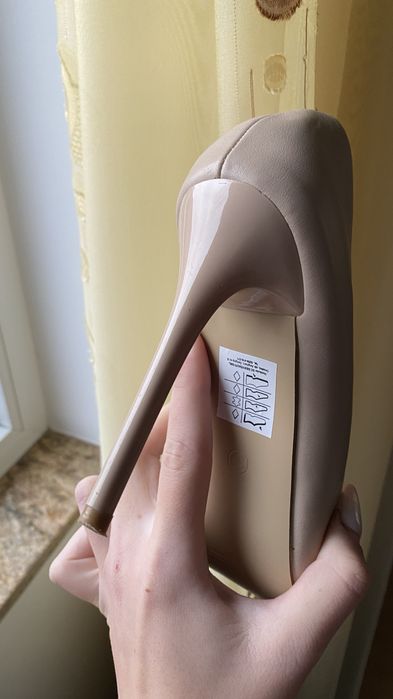 Pantofi stiletto cu talpa din piele
