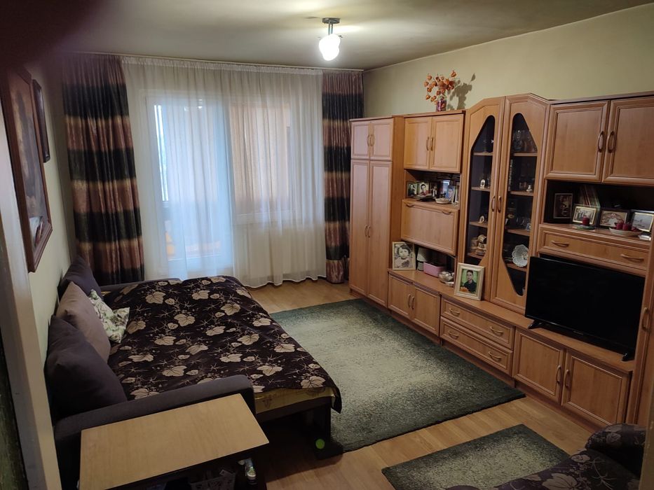 Vând apartament cu doua camere.