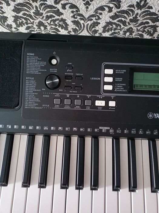 Продаю синтезатор Yamaha PSR - E373 с подставкой