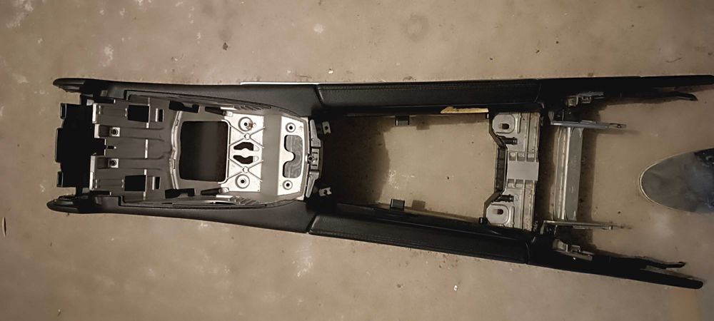 Продавам конзола за Мерцедес ML 164
