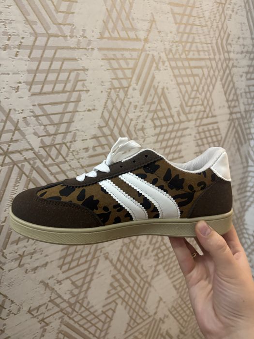 Продам кроссовки женские