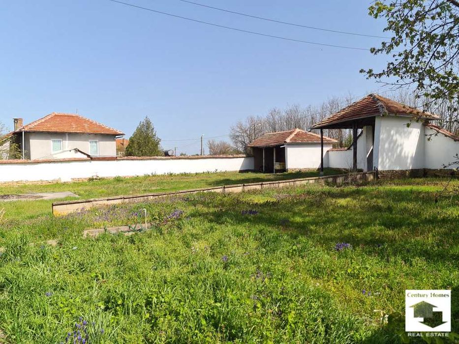 116218 Двуетажна къща с равен двор и стопански постройки в с. Ресен