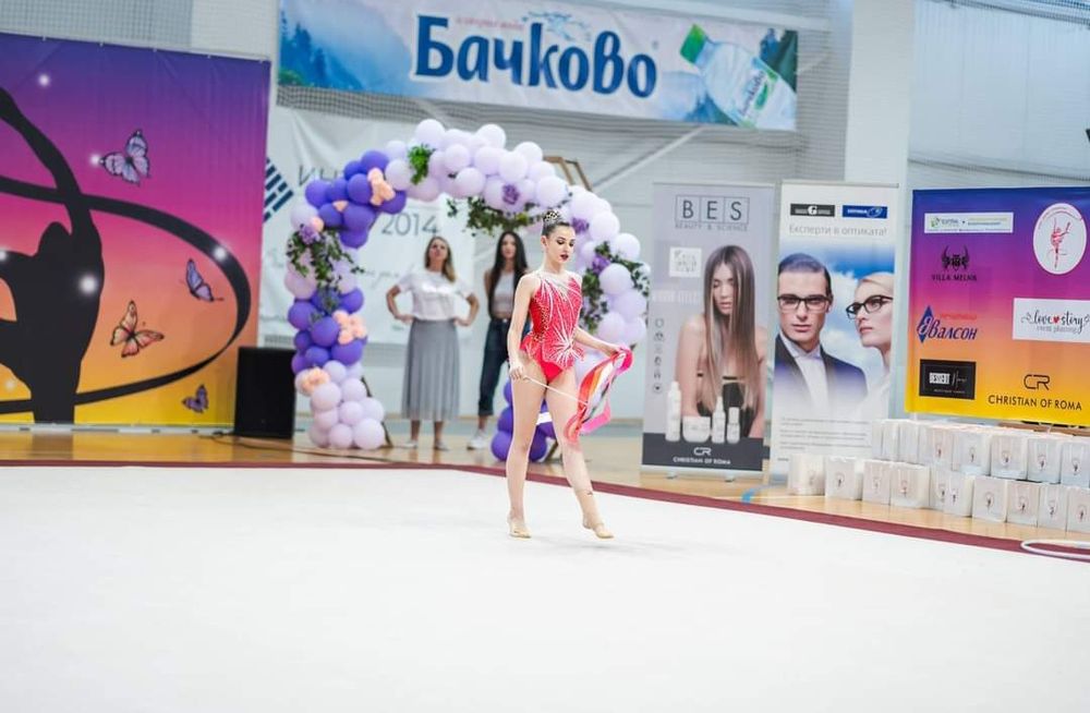 Продавам трико за художествена гимнастика