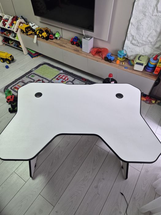 Игровой компьютерный стол