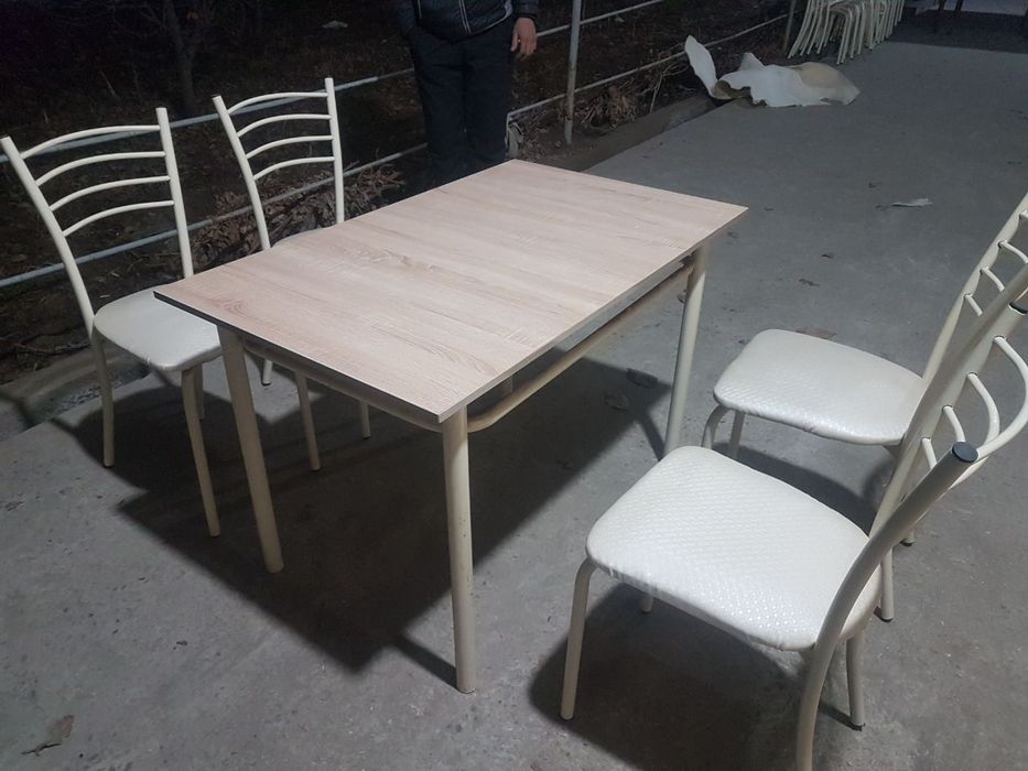 Кухонный столл с четырьмя стульями 100000 сум с 6 стульями 860000 сум