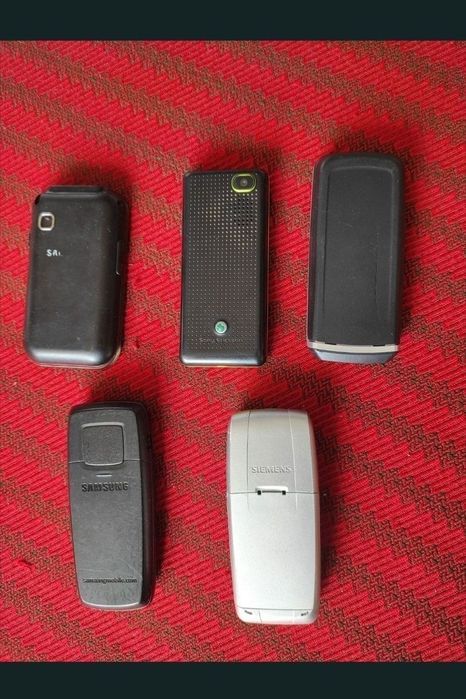 Telefoane pentru piese de schimb, unele sunt funcționale și chiar au baterii încorporate.