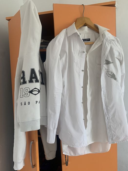 Белые рубашки и короткая кофточка