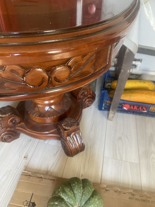 Стол для гостей красный