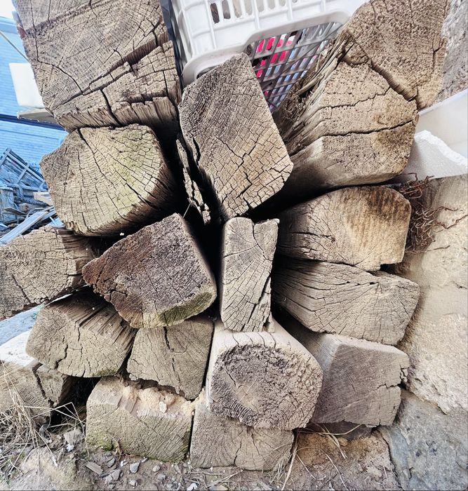 Шпал,ағаштар сатылады.