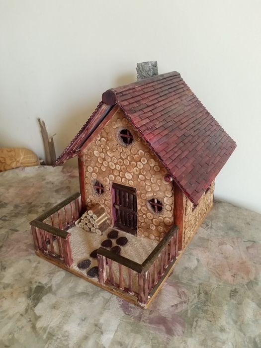 Дървена горска хижа.