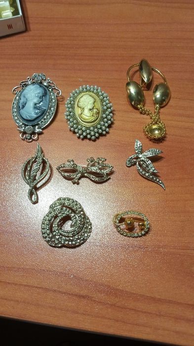 Броши  продам в наборе или поштучно