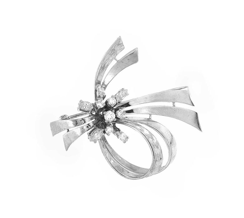 Broșă din aur alb, decorată cu diamante