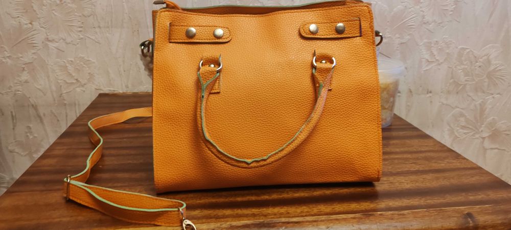 Сумка оранжего цвета