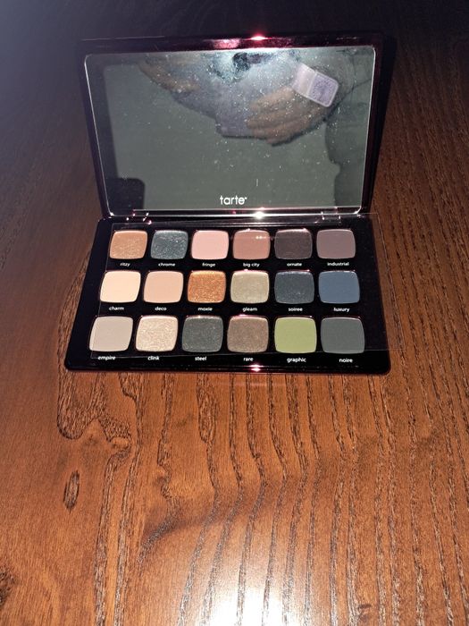 Vand trusa machiaj Tarte noua