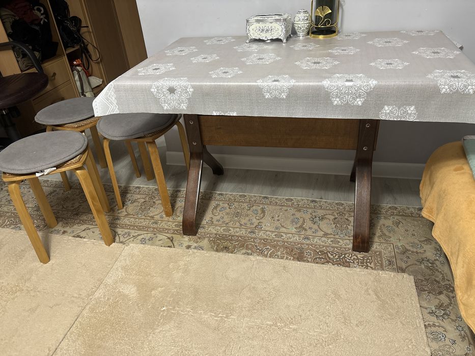 срочно продаётся 4 орындық 1 стол