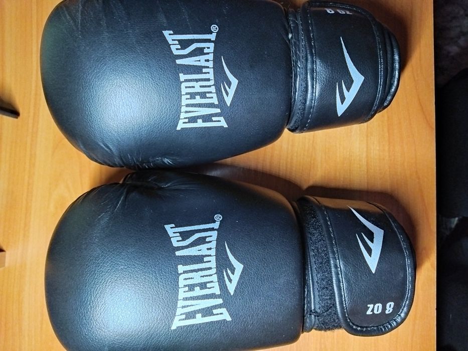 Продам перчатки боксерские Everlast