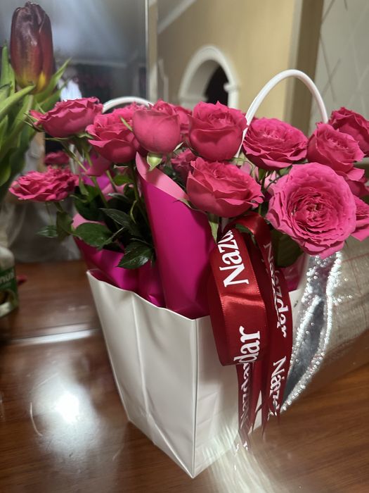 Цветы розы корзина