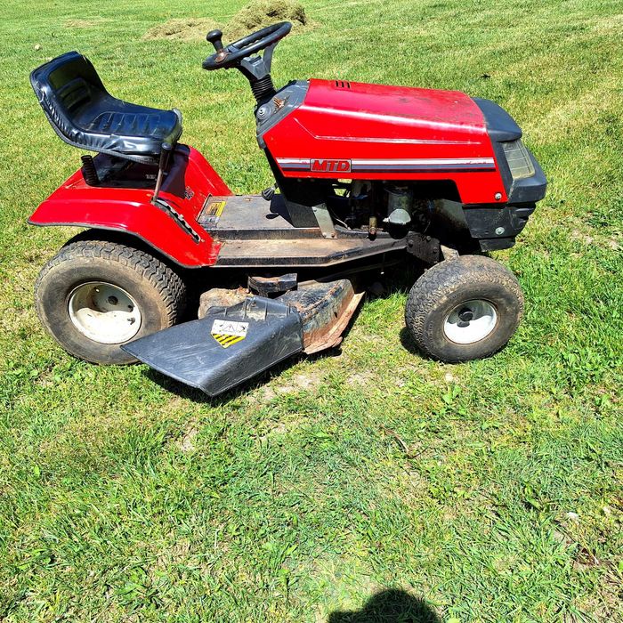 Tractoraș de tăiat iarbă