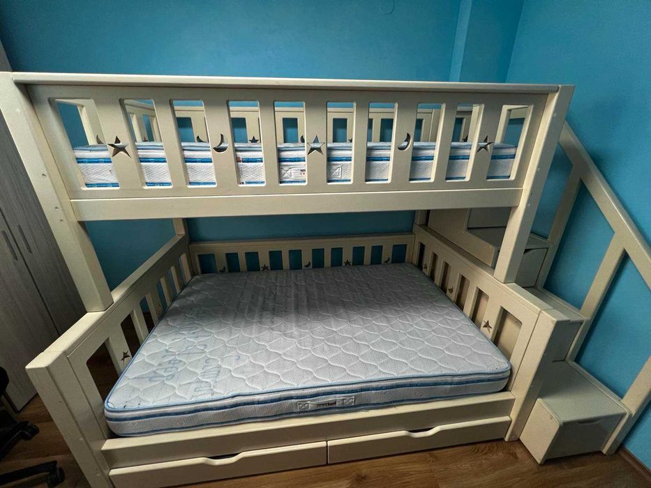 Двуетажно легло с чекмеджета, с включени матраци