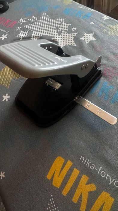 Дырокол канцелярский