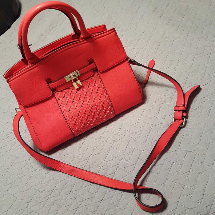 Червена чанта нова