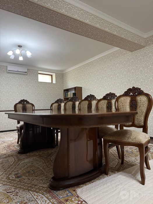 Овальный столь и стуля