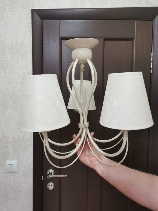 Продам люстру (потолочная )