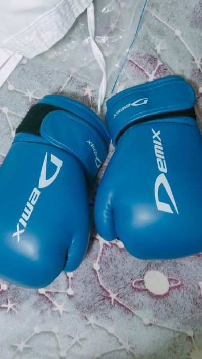 Перчатки, шлем, кимоно, всё в отличном состоянии,  для каратэ