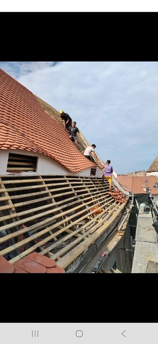 Echipa de  meseriasi   executam acoperis si mici reparati
