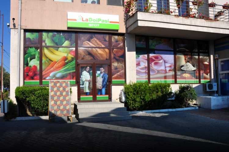 Autocolant de interior/exterior pentru geamurile spatiilor comerciale!