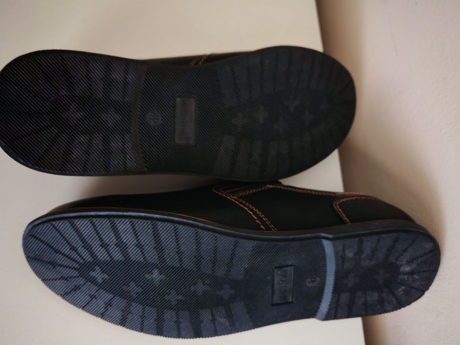 Pantofi mărimea 42 noi  din piele naturala de culoare negra