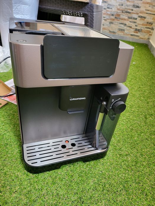 Кафеавтомат Кафемашина с тъч дисплей и кана за мляко Grundig KVA 7230