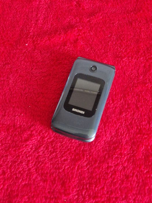 Telefon cu clapeta cu display dublu
