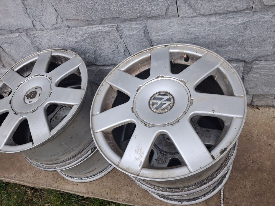 Vând genți din aliaj pe 15