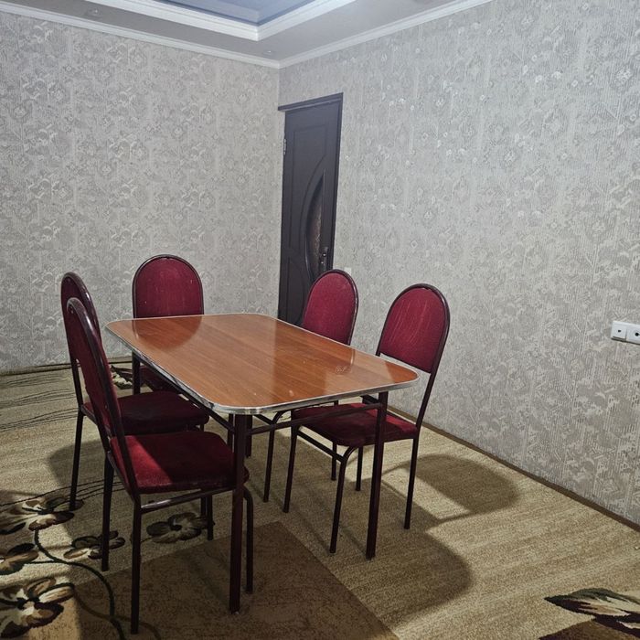 Стол со стульями