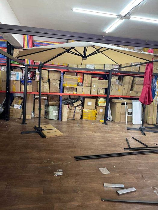 Распродажа зонтов с витрины