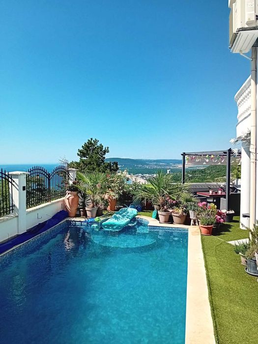 Луксозна триетажна къща с басейн, сауна и гараж в гр. Балчик